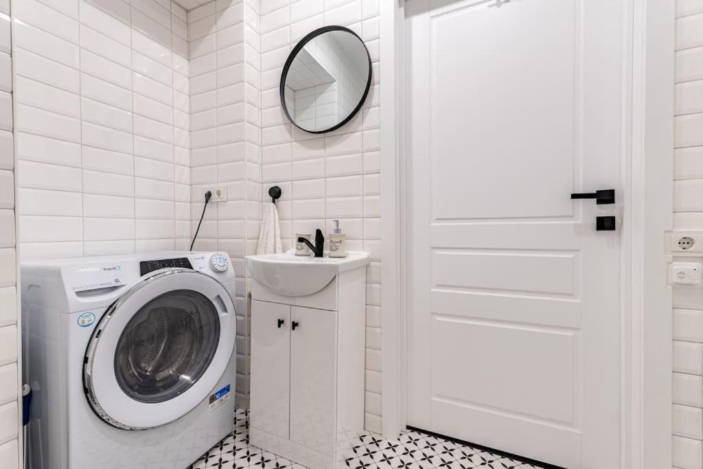 Modern Flat In Old Town Kaunas - Free Parking & Self Check-In Eksteriør billede